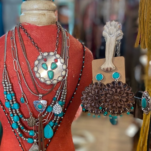 NWT Cassie Wildflower Hand-Tooled Leather Earrings - Picture 5 of 5